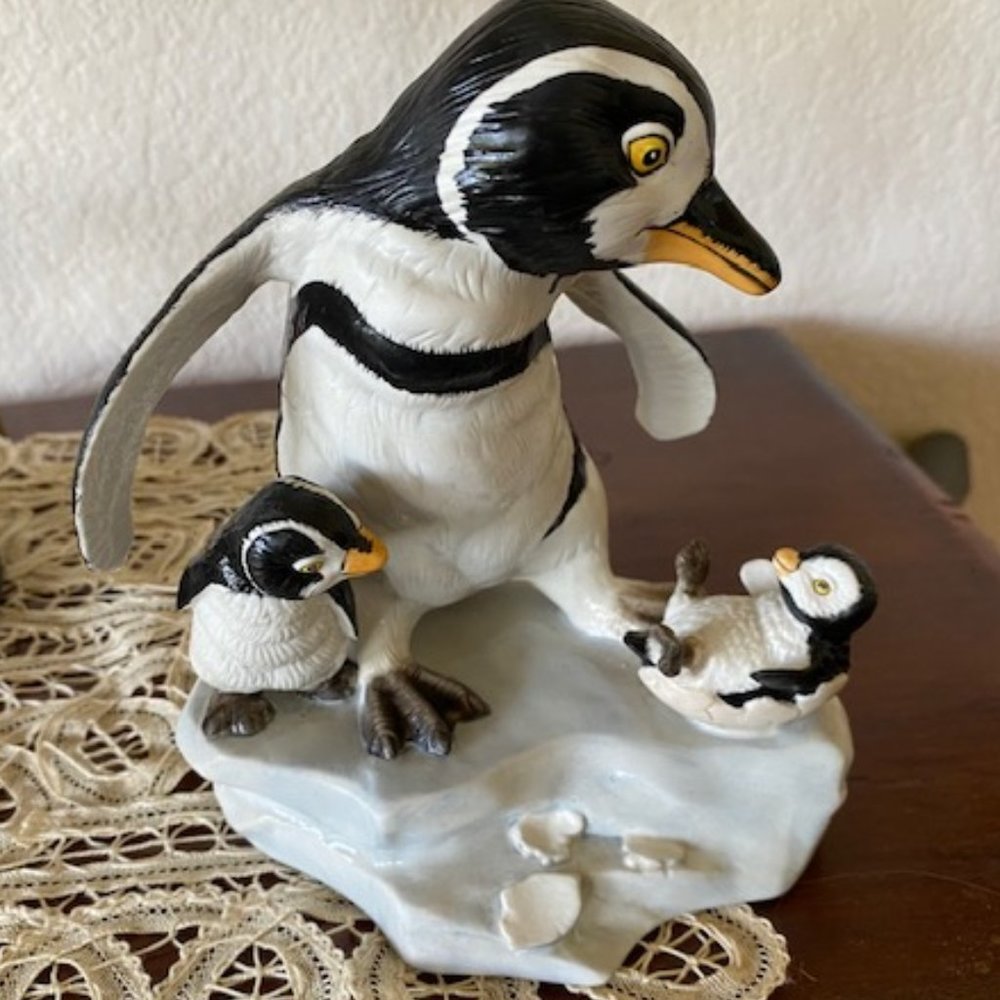 WOW * Vintage1987 Franklin Mint ~ Hand-Painted PORCELAIN PENGUIN Hatching BABY